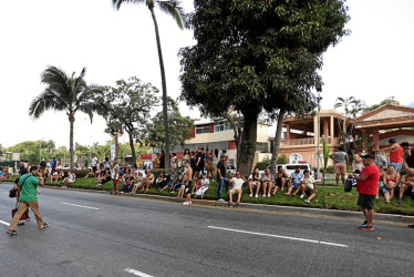 Varias personas salieron a la calle ayer tras el sismo que también se sintió en Acapulco (México).