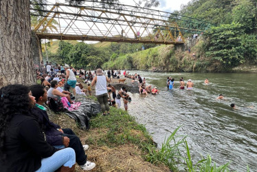El paseo de olla en Año Nuevo es tradición en Anserma (Caldas) en aguas del río Risaralda.