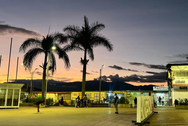 La plaza Robledo de Anserma al atardecer.