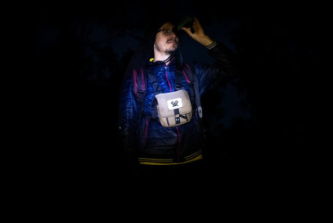 La mirada del biólogo Sebastián Bustamante Manrique está puesta en el estudio de los primates, especialmente, en los monos nocturnos. Los observa en el bosque de la Universidad de Manizales.