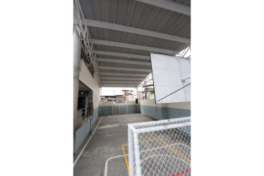 El cambio de cubierta en la cancha del colegio Andrés Bello. 