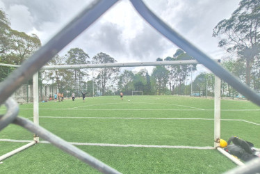 La cancha de fútbol es uno de los puntos que necesita atención debido a que los arcos no tienen las mallas y al sintético no se le ha hecho el trabajo con el caucho.