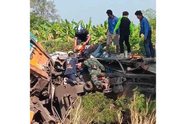 Personas realizan labores de rescate tras el accidente de tren este miércoles, en Nakhon Ratchasima (Tailandia).