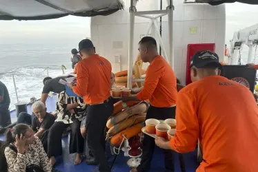 Fotografía facilitada por la Guardia Costera de Filipinas que muestra a su personal ayudando a los supervivientes del ferry M/V Trisha Kerstin 3, hundido frente a la costa de la provincia de Basilan, en el sur de Filipinas. 