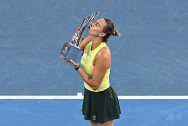 Aryna Sabalenka de Bielorrusia celebra después de ganar la final individual femenina contra Marta Kostyuk de Ucrania en el torneo internacional de tenis de Brisbane en el Pat Rafter Arena en Brisbane, Australia, el 11 de enero del 2026.