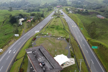 El gobernador del Quindío advierte que eliminar peajes sin plan financiero afecta el desarrollo vial del Eje Cafetero.