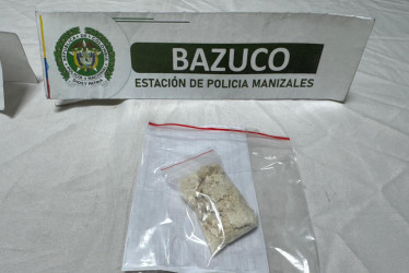 Allí encontraron, además de una gramera y envoltorios utilizados para el expendio, dos bolsas con bazuco, con peso de 0,25 y 119,46 gramos.