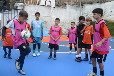 Los niños del barrio Las Américas disfrutan de la cancha que entregó la Alcaldía de Manizales. Ellos ahora no tendrán que buscar otro escenario para jugar y empiezan a pulir su talento para cumplir su sueño de llegar al fútbol profesional.