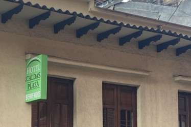 Un lector de LA PATRIA reportó que en un hotel de Manizales confundieron la bandera de Manizales con la del Once Caldas y pide una campaña cívica.