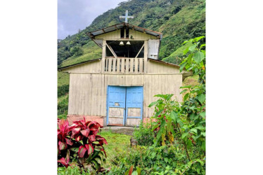 La capilla de la vereda Samaria, en Arboleda (Pensilvania), presenta un notable deterioro en su infraestructura y requiere mantenimiento urgente. El templo fue parcialmente destruido por grupos ilegales y posteriormente recuperado con apoyo comunitario.