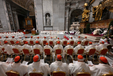 170 de los 245 cardenales de la Iglesia católica se reúnen con el papa León XIV en el Vaticano, con motivo del consistorio extraordinario convocado por el pontífice.