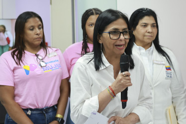 Delcy Rodriguez (c), presidenta encargada de Venezuela.