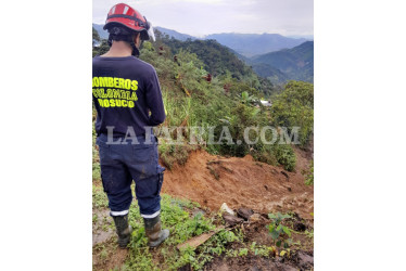 Una quebrada represada por un derrumbe causó una emergencia en zona rural de Riosucio (Caldas). Bomberos atendió el caso y varias viviendas fueron evacuadas.
