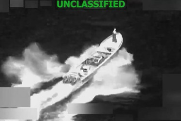 Captura de un video difundido en la cuenta en X @Southcom de un bote que fue destruido este viernes en el Pacífico oriental. EE.UU. destruyó un nuevo bote supuestamente operado por organizaciones ligadas al narcotráfico en el Pacífico y eliminan a dos tripulantes y un tercero sobrevivió. 