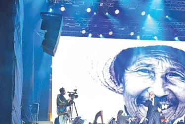 El representante a la Cámara por Caldas Juan Sebastián Gómez estuvo en primera fila para ver el concierto de Yuri Buenaventura durante la Feria de Manizales.