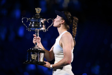 Elena Rybakina de Kazajstán posa para fotografías con la Copa Memorial Daphne Akhurst después de ganar la final individual femenina contra Aryna Sabalenka de Bielorrusia en el torneo de tenis Abierto de Australia en Melbourne, Australia, el 31 de enero de 2026.
