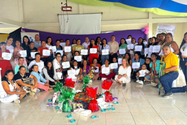 Foto I Cortesía ESAP para LA PATRIA  La ESAP indica que en el 2025 superó la meta de ocho mil 500 personas capacitadas, lo que representó un crecimiento del 19,9% con respecto al 2024. En la foto, mujeres indígenas graduadas en un diplomado sobre violencias basadas en género. 