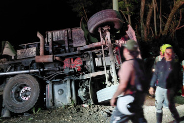La volqueta del accidente terminó volcada.
