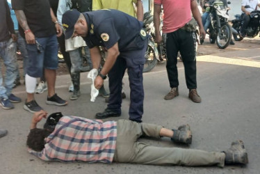 El peatón terminó en el suelo y lo atendieron los bomberos 