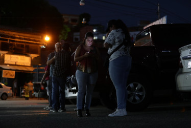 Familiares de presos políticos esperan frente al centro penitenciario Rodeo I este jueves, en Caracas (Venezuela). 