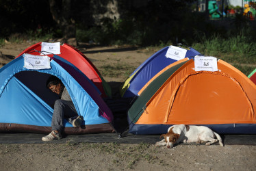 Familiares de presos políticos esperan en carpas frente al centro penitenciario Rodeo I este jueves, en Zamora, estado de Miranda (Venezuela).