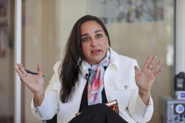 La presidenta de la Revolución Ciudadana (RC), Gabriela Rivadeneira, habla en una entrevista con EFE este martes, en Quito (Ecuador).