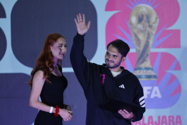 El exclavadista mexicano Iván García posa durante una rueda de prensa en el Estadio Guadalajara, en Jalisco (México). Los mundialistas Andrés Guardado, Carlos Salcido y Pavel Pardo encabezan el grupo de embajadores que promoverán a Guadalajara como una de las 16 sedes del Mundial 2026.