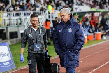 El técnico de Once Caldas, Hernán Darío Herrera (derecha) con el médico Gustavo Vinasco. 