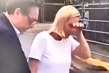 Captura de video tomada de redes sociales que muestra a la hija del líder opositor venezolano, Edmundo González Urrutia, llorando tras ver a su esposo, Rafael Tudares, este viernes en Zamora (Venezuela). 