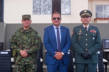 El nuevo comandante recibe el cargo de Jhon Fernando Martínez Tapias.