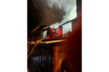 Cinco personas, habitantes de dos apartamentos, resultaron damnificadas por el incendio.