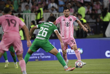 Lionel Messi (c) del Inter Miami disputa el balón con Elkin Rivero de Atlético Nacional este sábado, durante un partido amistoso entre el Inter Miami y Atlético Nacional en el estadio Atanasio Girardot, en Medellín (Colombia).