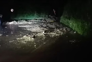 Tres casas resultaron inundadas y la vía que comunica a la vereda La Palma con Marquetalia (Caldas) quedó bloqueada por las fuertes lluvias de este miércoles.