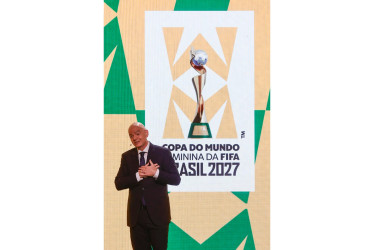 Gianni Infantino, lanzó este domingo (25 de enero) en Río de Janeiro el logo del Mundial Femenino 2027. 