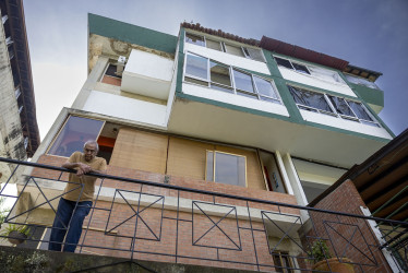 Foto | EFE | LA PATRIA Felipe Cabrera al frente de su casa afectada tras el ataque de EE.UU., en Caracas (Venezuela).
