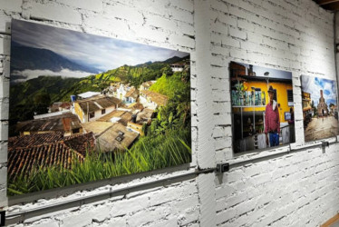 Visitantes recorren las salas del Museo Café Marmato, donde se respira historia y se saborea café local.