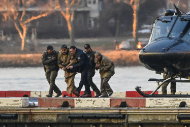 Momento en el que Nicolás Maduro, capturado presidente de Venezuela, y su esposa, Cilia Flores, llegan al helipuerto de Wall Street durante su transporte al tribunal federal para su comparecencia en Nueva York.