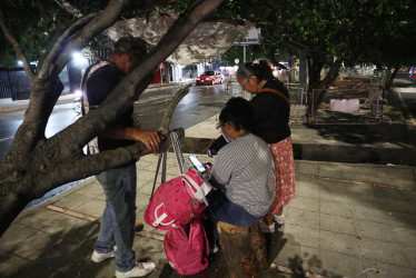 Migrantes venezolanos atraviesan frontera con  Colombia