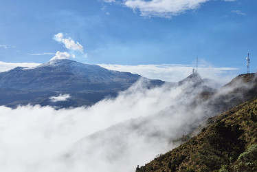 Un instante poco común en temporada invernal permitió observar el Nevado del Ruiz, con leve fumarola, el cerro El Gualí en primer plano y la zona amortiguadora del Parque Nacional Natural Los Nevados. Todo se dejó ver por breves minutos tras una apertura de la neblina.