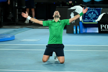Novak Djokovic de Serbia celebra su victoria en la semifinal masculina contra Jannik Sinner de Italia en el día 13 del torneo de tenis Abierto de Australia 2026 en Melbourne Park en Melbourne, Australia, el 30 de enero de 2026.