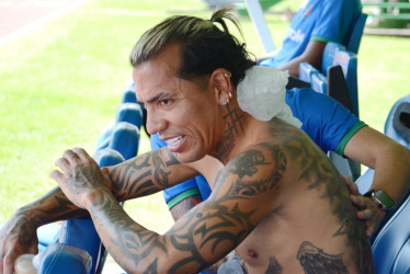 Dayro Moreno se refresca después del entrenamiento de este miércoles en el estadio Palogrande.