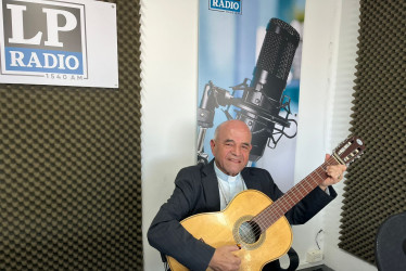 El padre Carlos Arturo Gómez Castaño evangeliza con música y poesía. Uno de los poemas que hizo se lo dedicó al cantante de música popular Yeison Jiménez.