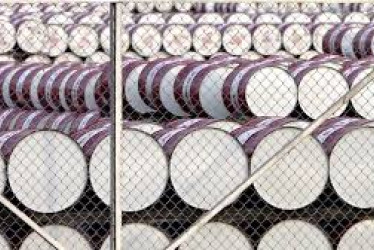 Imagen de archivo de miles de barriles de petróleo almacenados en un depósito de petróleo.