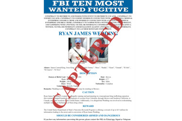 Fotografía tomada de la cuenta oficial @FBIDirectorKash en la red social X del director del FBI, Kash Patel, que muestra un cartel que anuncia la captura del exatleta olímpico canadiense Ryan Wedding.