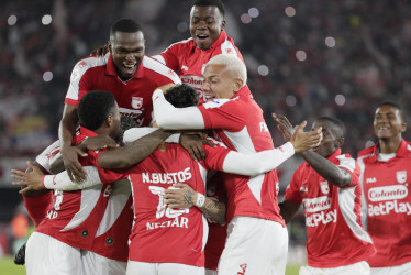 Jugadores de Santa Fe celebran un gol este miércoles, en la final de la Superliga colombiana entre Santa Fe y Junior en el estadio El Campín en Bogotá (Colombia).