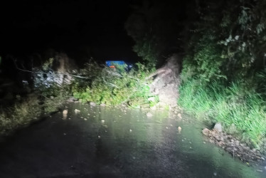 La vía Manzanares-Petaqueros amaneció cerrada este 6 de enero por un derrumbe ocasionado por las lluvias recientes en la zona.