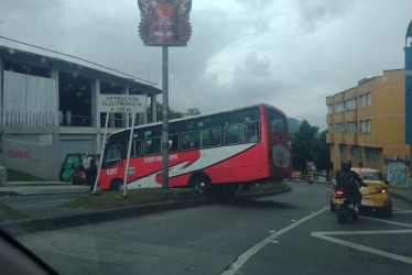 La buseta de Unitrans se habría quedado sin frenos y terminó sobre el separador vial.