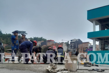 El accidente se presentó cuando el hombre tocó un cable de alta tensión con una varilla.