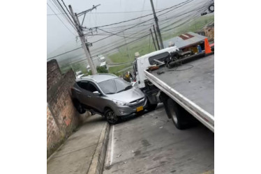 Video: una grúa se desengranó en Manizales y arrolló varios carros parqueados