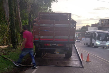 De acuerdo con la información preliminar, el adulto transitaba a pie por la Troncal de Occidente cuando una camioneta de estacas, cuyo conductor salía en reversa de un establecimiento ubicado en la variante, lo atropelló.